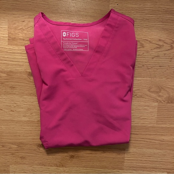 FIGS Women's Casma Three-Pocket Scrub Top - Picture 2 of 5